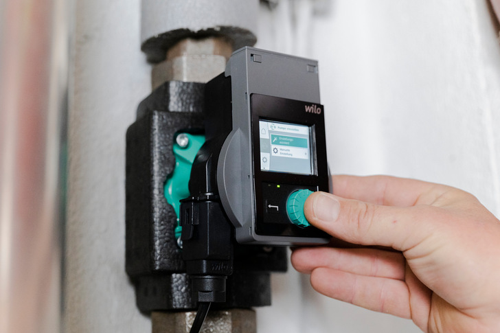 Moderne Umwälzpumpen verbrauchen gemäß des Kurzgutachtens der TU Dresden zwischen 60 und 70 Prozent weniger an Strom als die alten Modelle.