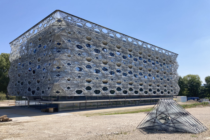 Lehrgebäude Texoversum der Hochschule Reutlingen: Die Bauteile der Fassade wurden aus Fasern gewickelt. - © Fibr
