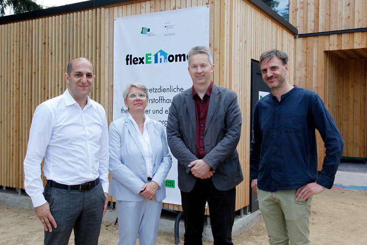Feierten die Einweihung des Solar-Wasserstoffhaus in Schöneiche (von links): HPS-Vorstand Zeyad Abul-Ella, Abteilungsleiterin Claudia Herok vom Wirtschaftsministerium des Landes Brandenburg, Bürgermeister Ralf Steinbrück und Projektleiter Daniel Wolf