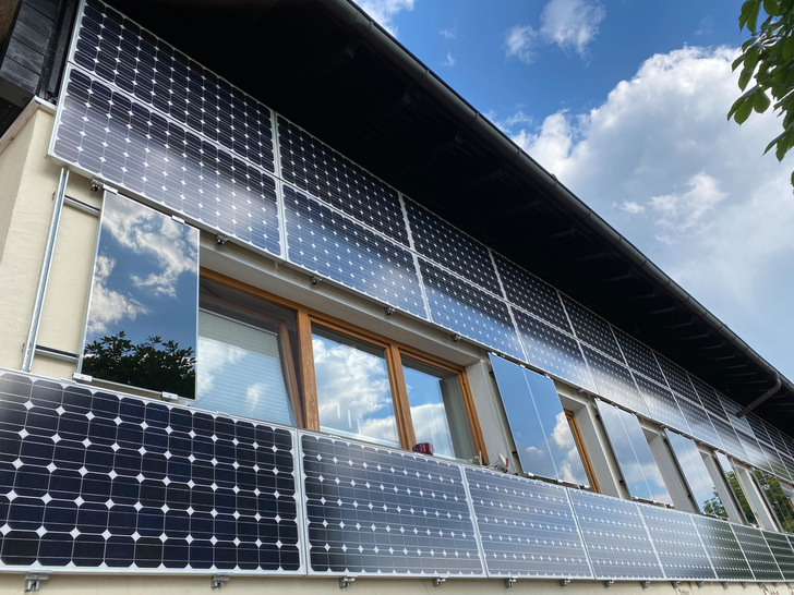 Strom aus Solaranlagen, der weder direkt verbraucht werden noch in Batterien wandern kann, kann auch mittels Elektrolyse grünen Wasserstoff erzeugen. - © Alexander Hauk
