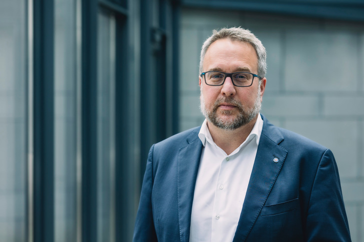 Carsten Burckhardt von der IG BAU fordert ein KfW-Förderprogramm „Asbest-Sanierung“: „Das hilft, Kosten abzufedern, die bei einer – beispielsweise energetischen oder altersgerechten – Gebäudesanierung in asbestbelasteten Wohnhäusern zusätzlich entstehen.“ 