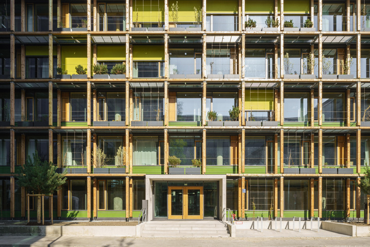 Für den Deutschen Nachhaltigkeitspreis Architektur nominiert: Der Deutsche Alpenverein hat für seine neue Bundesgeschäftsstelle in München ein ausgedientes Verwaltungsgebäude revitalisiert und aufgestockt.