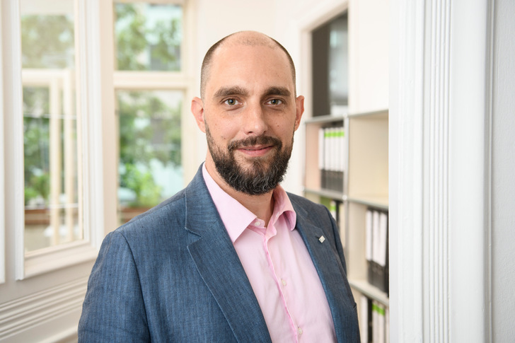 Christian Noll, geschäftsführender Vorstand der Deneff: Die Bundesregierung müsse jetzt Mindeststandards schaffen, „um … genau dort zu entlasten, wo Energiekosten besonders schmerzen – also bei den Menschen, die in Gebäuden mit unnötig hohen Verbrauchskosten leben.“