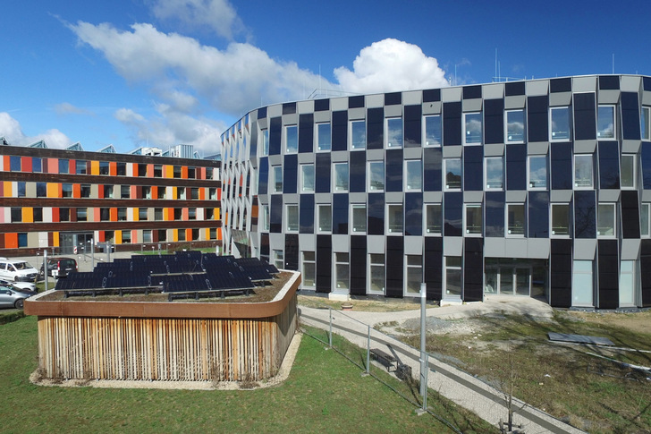 Der Erweiterungsbau des UBA Dessau-Roßlau mit seiner Fassade aus Photovoltaikmodulen - © qatsi.tv/UBA
