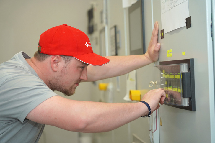 Mit einem professionellen Energiemanagementsystem können Kommunen bis zu 20 Prozent ihrer Energie- und Wasserkosten einsparen. Der Bund fördert einschlägige Personalstellen über die Kommunalrichtlinie.