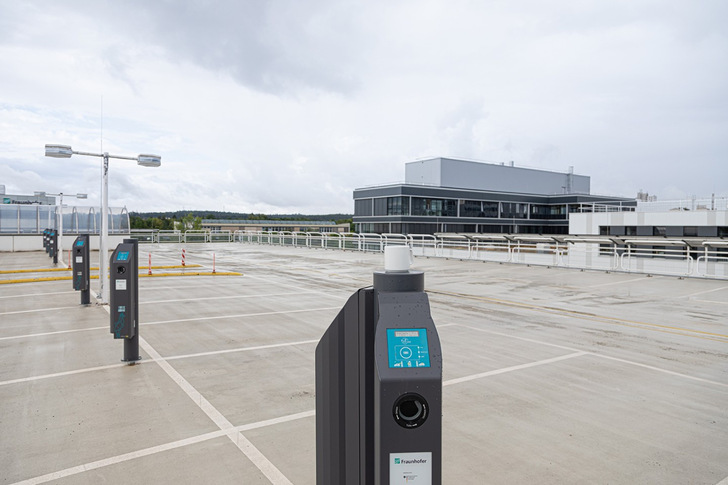 Ziel des Konsortialprojekts DCI4Charge ist es, die Gleichstromladestation direkt aus dem Gleichstromnetz des Unternehmens zu versorgen und umgekehrt das industrielle DC-Netz virtuell beziehungsweise temporär zu stützen.