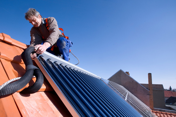 Weniger Arbeit auf dem Dach: Im ersten Halbjahr 2023 ging der Absatz von Sonnenkollektoren um ein Drittel zurück.