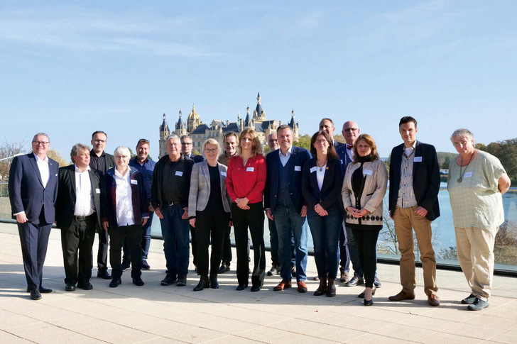 Die Gründungsmitglieder der „Allianz für nachhaltiges Bauen“ (28.10.2022), darunter auch Siegbert Eisenach (IHK Schwerin, 1. v. links,) Christoph Meyn (AK MV, 3. v. links ) und Dr. Gesa Haroske (HS Wismar, 3. v. rechts): Auf der Plattform treffpunkt.zukunftshandeln-mv.de können Diskussionsbeiträge der Mitglieder und themenbezogene Veranstaltungen eingesehen werden.