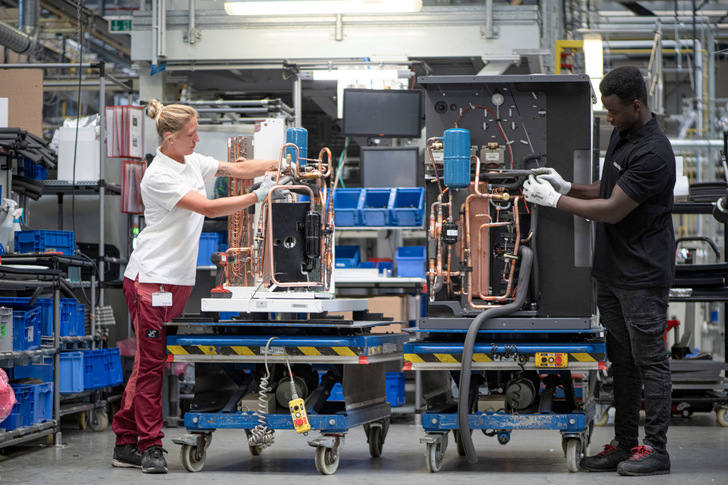 Wärmepumpenfertigung in Holzminden: Die eingebrochene Nachfrage nach Wärmepumpen verschlechtert die Wettbewerbssituation des Produktionsstandorts Deutschland, warnt die Branche. - © Stiebel Eltron
