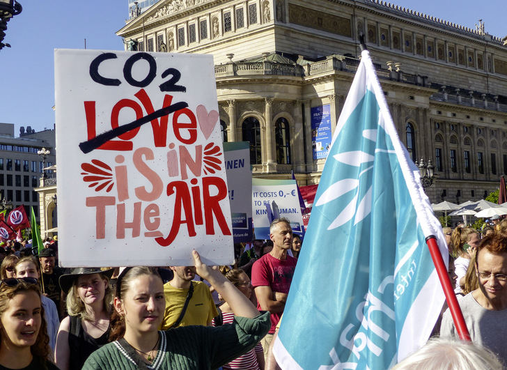 Großdemo von „Fridays for Future“ am 15. Sepzember in Frankfurt am Main: Mit dem Verzicht auf höhere Wärmeschutzstandards geraten die Klimaziele weiter außer Reichweite. - © Bild: Katrin Krämer
