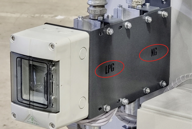 Dank zweier Gasregelblocks mit Druckwächter können die Neo-Tower-Blockheizkraftwerke entweder mit Erd- oder mit Flüssiggas heizen und Strom erzeugen.