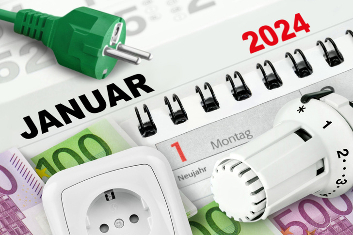 Energie und Deutscher Kalender Datum 1. Januar 2024 Heizungsthermostat, Euro Geldscheine und Steckdose - © PhotoSG - stock.adobe.com
