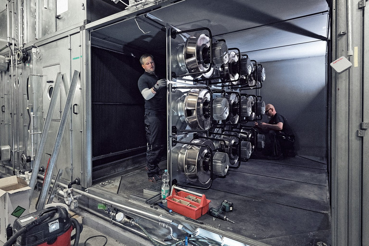 Retrofit mit Mehrwert: Neue Ventilatoren wie diese Fan Grids mit je neun EC-Modulen sparen Energie. - © Stefan Hobmaier | Fotogloria für ebm-papst
