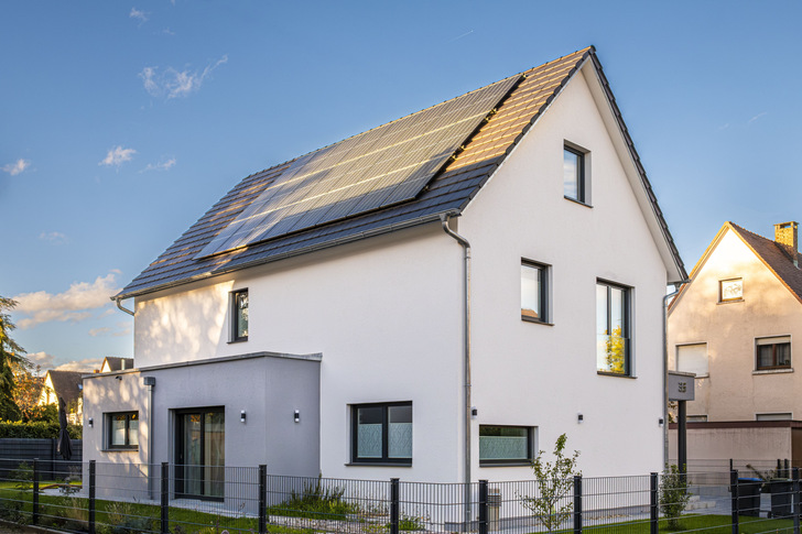 Photovoltaik und Batteriespeicher: Mehr als die Hälfte der europäischen Einfamilienhäuser könnten sich damit vollständig selbst mit Energie versorgen. Das haben Forschende des Karlsruher Instituts für Technologie errechnet. - © Markus Breig, KIT
