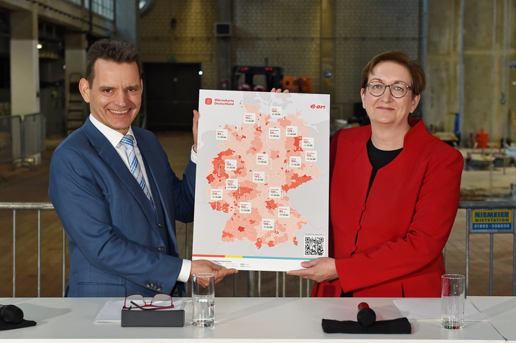 Bundesbauministerin Klara Geywitz und Eon-Geschäftsführer stellen die digitale Wärmekarte für Deutschland vor.