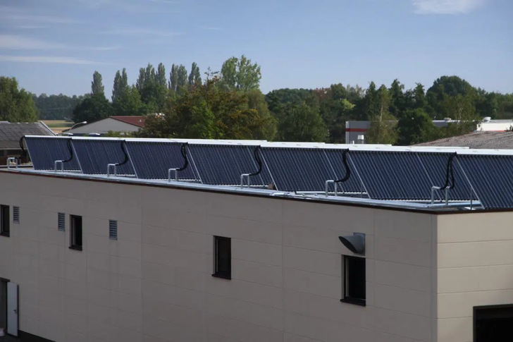 Bis zu 65 Prozent Förderung können Unternehmen für eine solare Prozesswärmeanlage vom Bund bekommen. Die Firma Hustert Galvanik in Rahden nördlich von Bielefeld setzt die Sonnenwärme bereits seit über zehn Jahren ein, um Teile für die Automobilindustrie galvanisch zu beschichten.