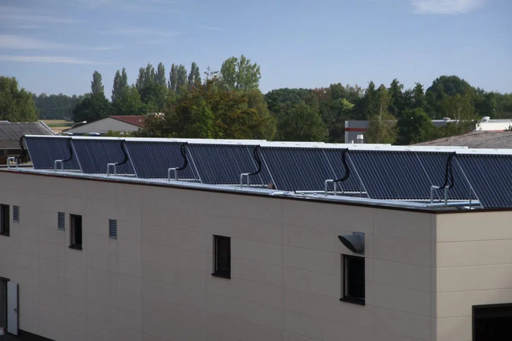 Bis zu 65 Prozent Förderung können Unternehmen für eine solare Prozesswärmeanlage vom Bund bekommen. Die Firma Hustert Galvanik in Rahden nördlich von Bielefeld setzt die Sonnenwärme bereits seit über zehn Jahren ein, um Teile für die Automobilindustrie galvanisch zu beschichten. - © Ritter XL
