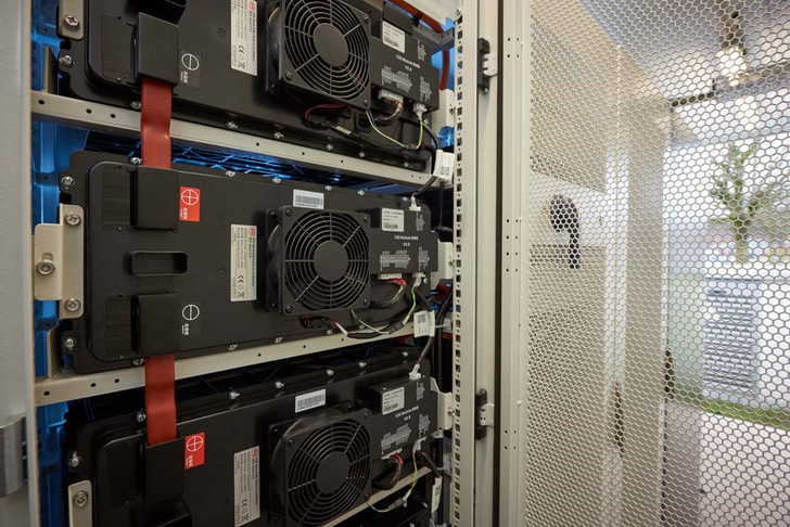 Damit Stromspeicher ihr volles Flexibilitätspotenzial zur Stabilisierung des Stromnetzes und der Systemsicherheit entfalten können, braucht es Verbänden zufolge den weiteren Abbau von Marktbarrieren.