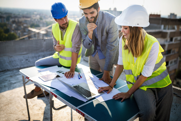 Das Bild täuscht: In Deutschland handelt es sich erst bei jedem fünften Ingenieur um eine Frau. - © NDABCREATIVITY - stock.adobe.com
