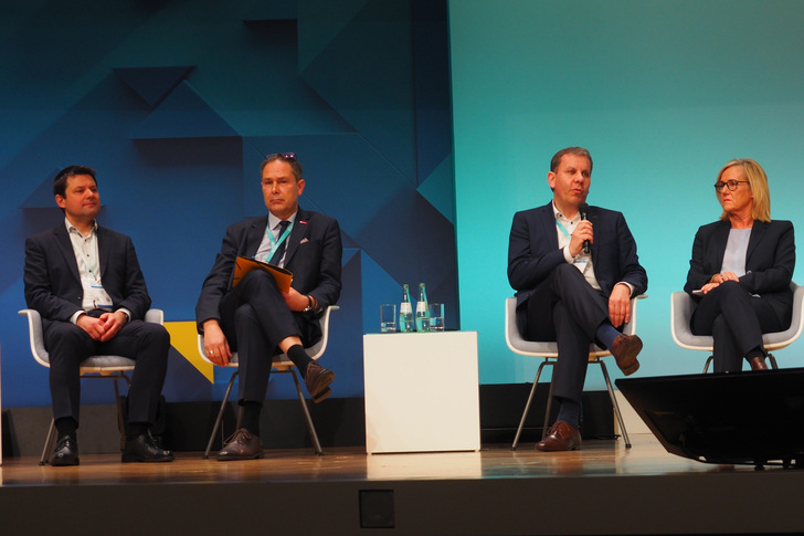 Andreas Huther (Puren), Karl-Sebastian Schulte (ZDH), Dirk Scheinemann (BMWSB), Sandra Wehrmann (degewo) (v.l.n.r.) diskutierten beim Energiekongress über die aktuellen Förderbedingungen. - © Fabian Kauschke
