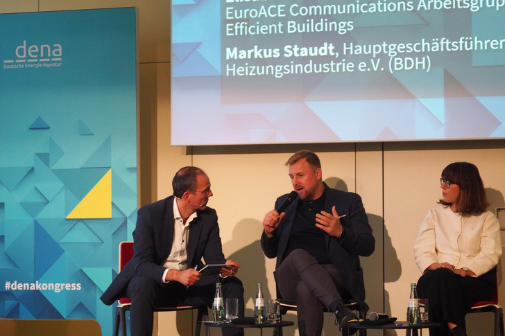  Elisabeth Hoffmann, Head of EU Affairs von Velux, (rechts) wünscht sich einen größeren Fokus auf die Gebäudehülle. Der Anstieg der Förderung sei jedoch ein guter Schritt. 