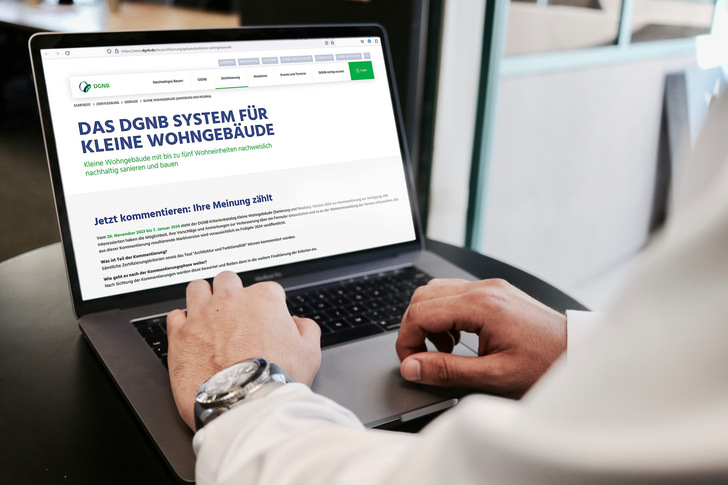 Auf seiner Internetseite stellt der DGNB den Kriterienkatalog seiner Nachhaltigkeitszertifizierung für kleine Wohngebäude zum Herunterladen bereit.