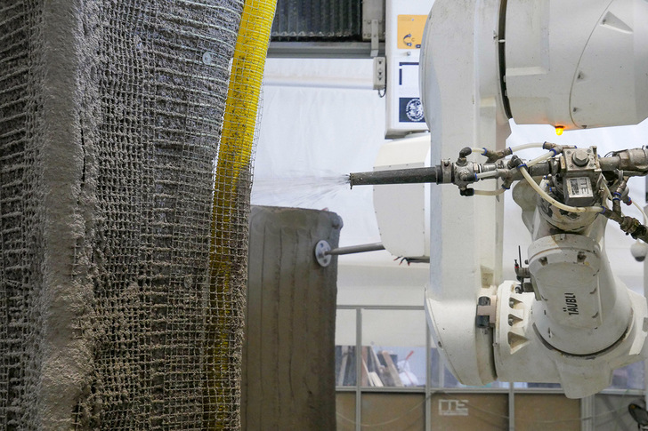 Der kombinierte Einsatz von 3-D-Drucksystem und CNC-Fräsen ermöglicht die digitale Fertigung von bewehrten Betonbauteilen.