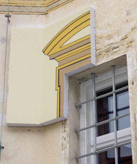 So geht denkmalgerechte Modernisierung nicht: Mit der Bemalung eines Wärmedämmverbundsystems wird eine Kulisse geschaffen, die nichts mehr mit der historischen Oberfläche zu tun hat.