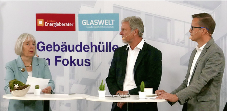 Das Moderatorenteam Pia Grund-Ludwig, Martin Prösler und Daniel Mund begleitete engagiert die Diskussionen rund um das Kernthema Gebäudehülle. - © Bild: Fabian Kauschke
