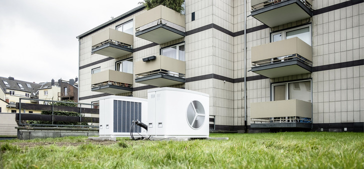 Wärmepumpen gelten als große Hebel, um die CO 2 -Emissionen von Mehrfamilienhäusern deutlich senken zu können – wenn sie ­effizient funktionieren. - © Bild: Robert Poorten - stock.adobe.com
