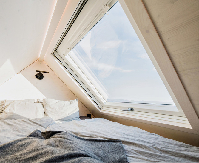 Die Infrarotscheibe Roto Designo Heat sorgt ab dem ersten Quartal 2024 in Dachgeschossen für wohlige Wärme. - © Bild: Roto Frank Dachsystem-Technologie
