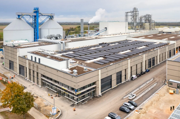 Das neue Gutex-Werk in Eschbach im Breisgau produziert klimafreundlich. - © Gutex/Peter Fränsemeier
