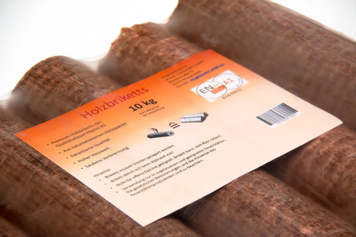 Neben der Sauberkeit und den gleichbleibenden Eigenschaften durch die industrielle Herstellung, bieten Holzbriketts den Vorteil, dass sich hochwertige Produkte am ENplus-Logo erkennen lassen. - © Deutsches Pelletinstitut
