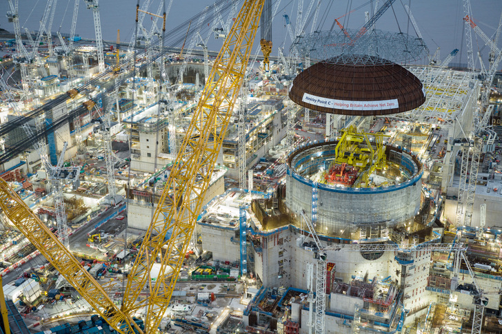 Am 15. Dezember 2023 hat der weltweit größte Kran die 47 Meter breite Kuppel auf das erste Reaktorgebäude von Hinkley Point C gesetzt. Das Atomkraftwerk wird frühestens im Juni 2027 den ersten Strom erzeugen. Bis dahin wird der Preis für den Atomstrom nach Berechnungen des Internationalen Wirtschaftsforums Regenerative Energien auf 16,7 Cent pro Kilowattstunde steigen.