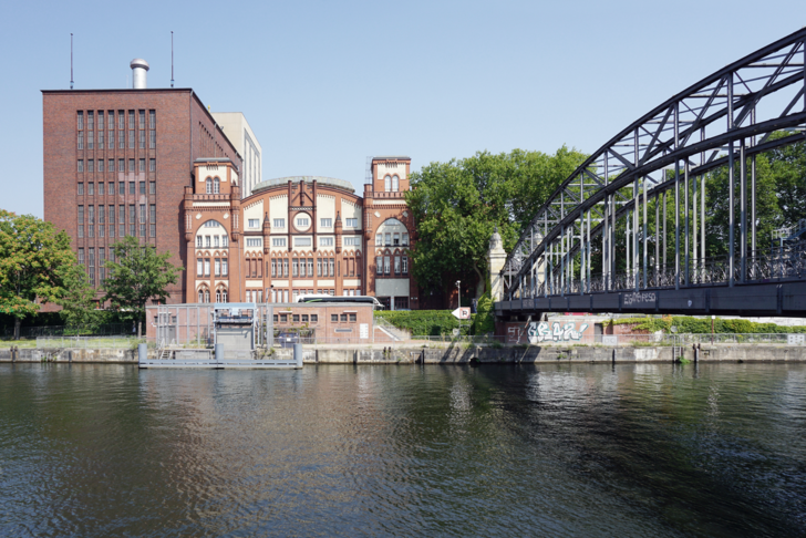 2003 hat der schwedische Energiekonzern Vattenfall das Heizkraftwerk Charlottenburg vom städtischen Versorger Bewag übernommen. Nun will er es wieder zusammen mit seinem Fernwärmenetz an die Stadt Berlin verkaufen.