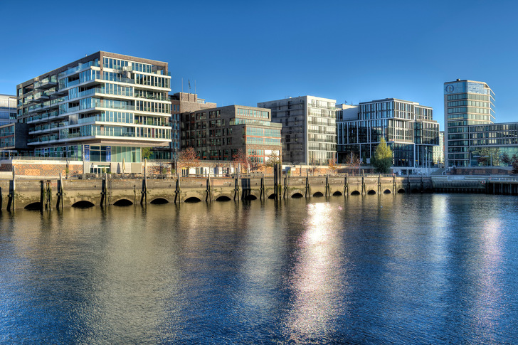 Ungenutzte Dachflächen in der Hamburger Hafencity: Die Ökoenergiegenossenschaft Green Planet Energy fordert die Beibehaltung der PV-Pflicht für Wohngebäude in Hamburg.