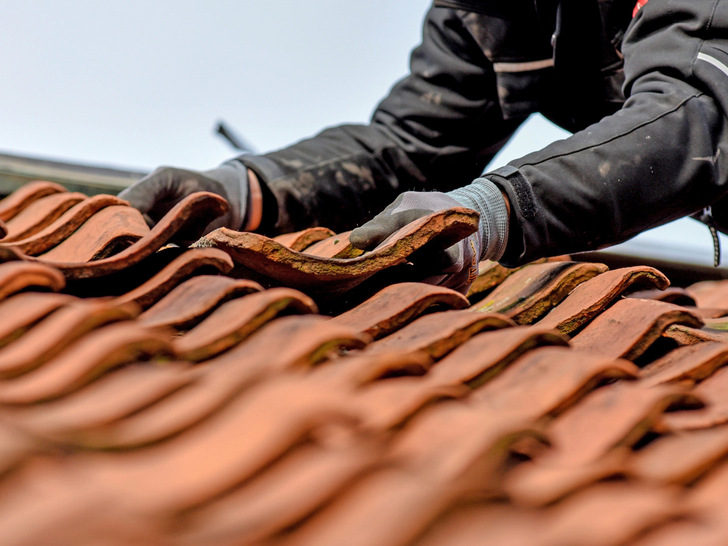 Bei einer Dachsanierung ist es wichtig, vorab einen Blower-Door-Test zu machen. - © Gerhard Seybert - stock.adobe.com
