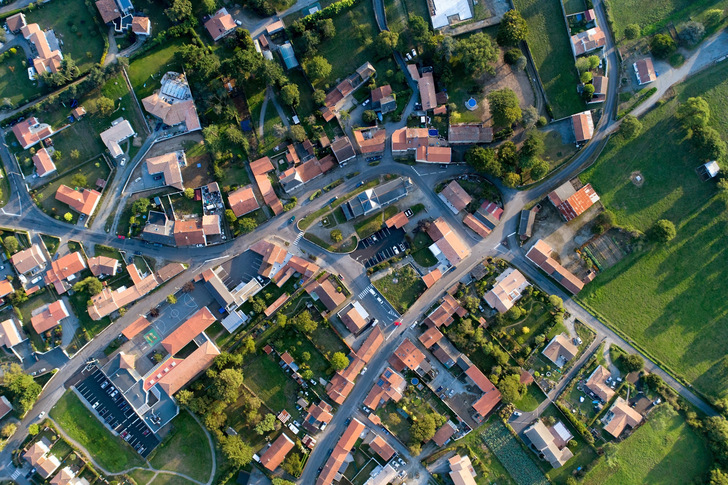 Wettbewerb prämiert Kommunen, die vorbildliche Klimaschutzprojekte umsetzen. - © altitudedrone - stock.adobe.com
