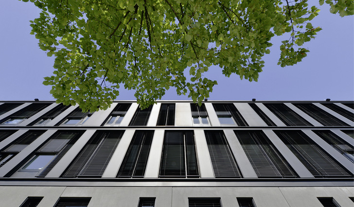 1 Mit bauwerkintegrierter Photovoltaik (BIPV) ergeben sich messbare Vorteile hinsichtlich Effizienz und Ökonomie. Aber auch die Architektur von Gebäuden profitiert davon – so wie hier beim ZSW-Gebäude in Stuttgart. - © Bild: ZSW / www.hochbau-fotografie.de
