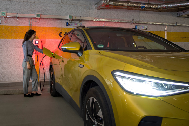 Das Laden im Mehrfamilienhaus an der eigenen Wallbox ist nach wie vor für viele noch Wunsch statt Wirklichkeit. - © – ADAC / Martin Hangen
