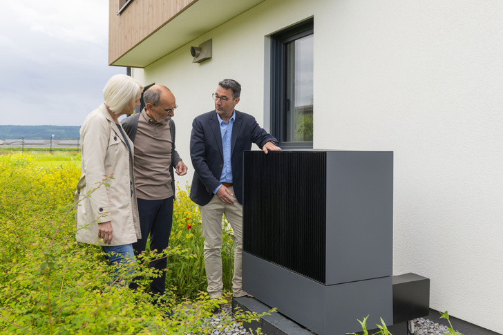 Wärmepumpen können künftig gedrosselt werden, wenn das Stromnetz im Wohngebiet am Anschlag ist. - © Zukunft Altbau
