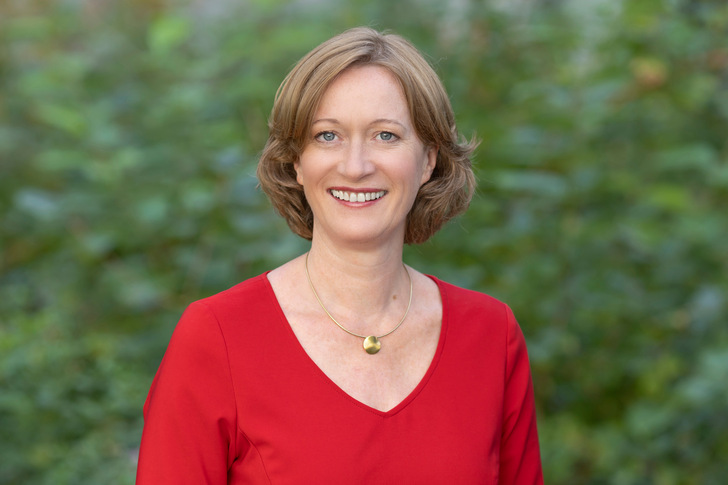 Kerstin Andreae, Vorsitzende der BDEW-Hauptgeschäftsführung: „Im Kern muss es darum gehen, die große Masse von Netzanschlussbegehren in der Niederspannung, etwa für Solarmodule auf Privathäusern, zeiteffizient durch standardisierte und digitalisierte Verfahren abzuarbeiten.“