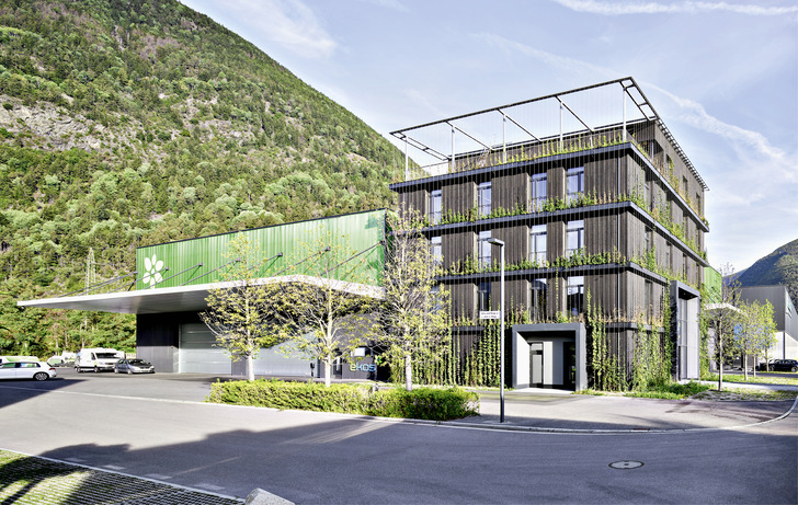 Der Büroneubau grenzt mit einer ­breiten Gebäudefuge an eine Industriehalle. Dadurch ließen sic h alle Fassaden mit Fenstern ausstatten und die Räume natürlich belichten.