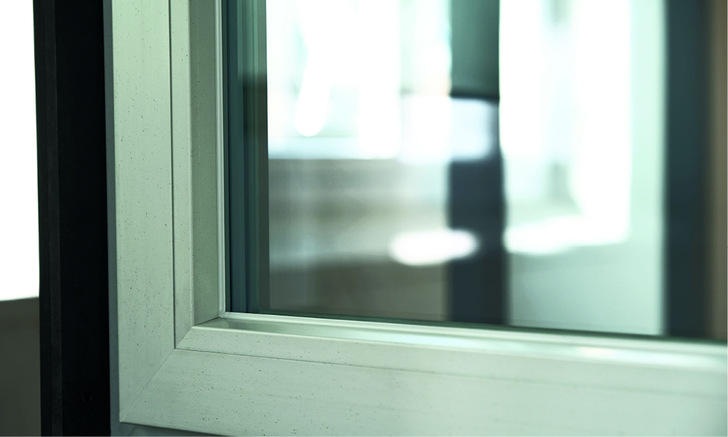 Das Greta-Fenster bringt laut Anbieter mit seiner sichtbetonartigen Oberflächenbeschaffenheit eine haptische Facette in die Architektur. - © Bild: Salamander
