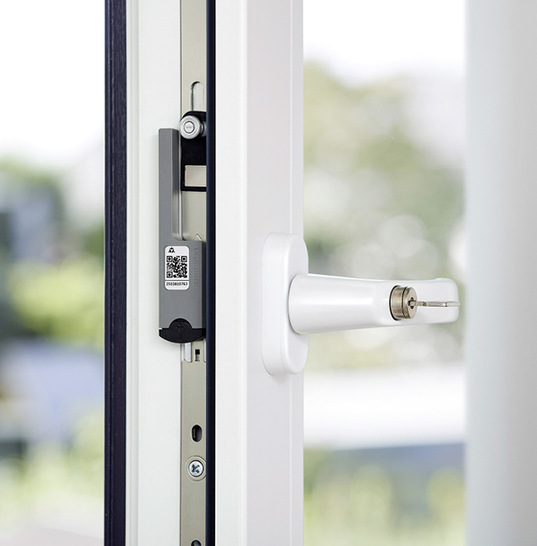 Der verdeckt montierte Sensor unterstützt die Zustandsüberwachung von Fenstern und Fenstertüren in kompatiblen Smart-Home-Systemen. - © Bild: Siegenia
