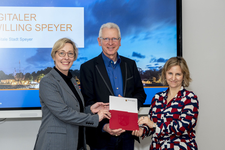 Mit Hilfe des digitalen Zwillings und gefördert vom Land will die Stadt Speyer die Anpassung an den Klimawandel vorantreiben: Übergabe des Förderbescheides an Oberbürgermeisterin Stefanie Seiler und den Geschäftsführer der Stadtwerke Speyer, Wolfgang Bühring, durch die rheinland-pfälzische Umweltministerin Katrin Eder (rechts).