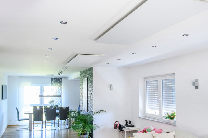 Infrarotheizungen lassen sich wie auf dem Foto zu sehen an der Decke oder auch an Wänden installieren.