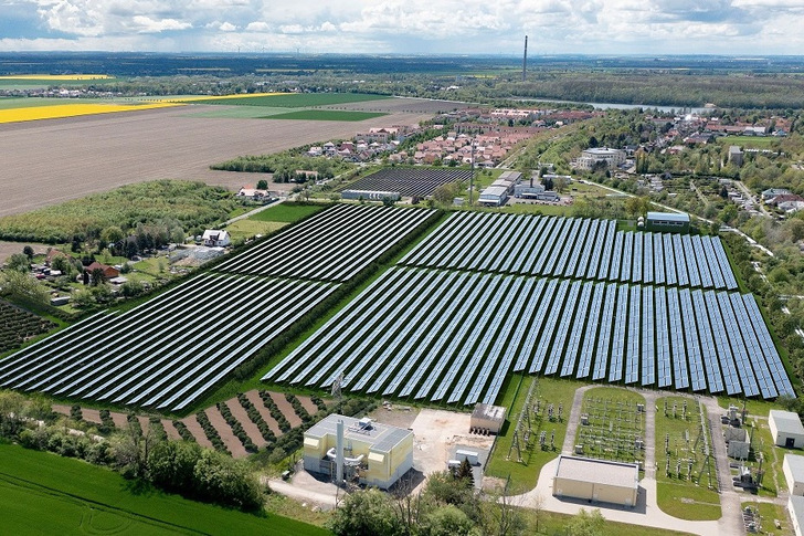 So könnte Deutschlands größte Solarthermieanlage aussehen. Sie soll ab 2026 umweltfreundliche Wärme in das Leipziger Fernwärmenetz speisen. - © Leipziger Stadtwerke
