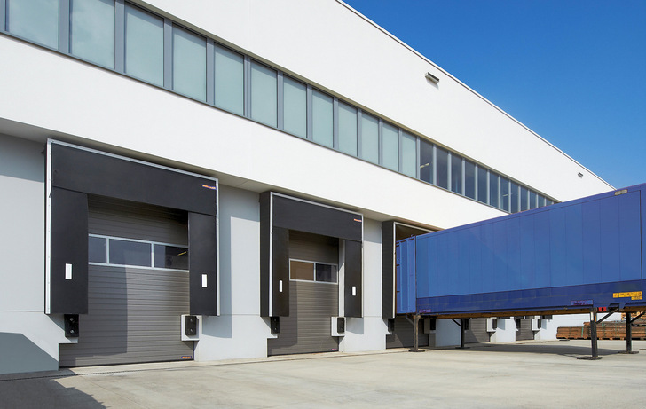 Mit gedämmten und bis zu einem Meter pro Sekunde schnellen Industrie-Sektionaltoren wie diesen lässt sich der Energieverbrauch in Grenzen halten.