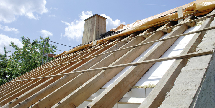 Eine von vielen Sanierungsbaustellen im Land: In diesem Dach sollen Dämmung und Luftdichtung von außen eingebracht werden. - © Bild: FLiB
